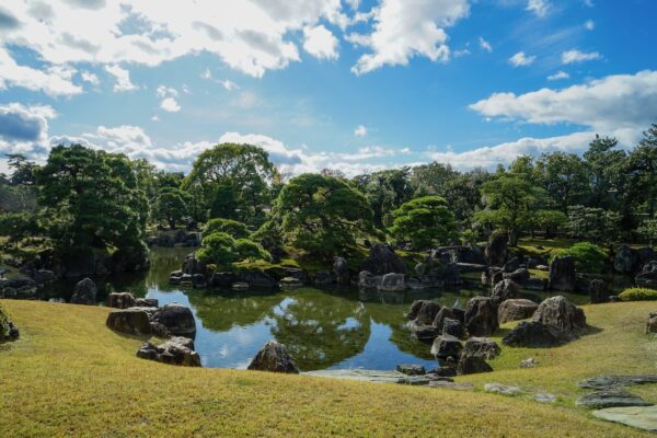 Schlossgarten von Nijo-jo in Kioto mit See und Findlingen