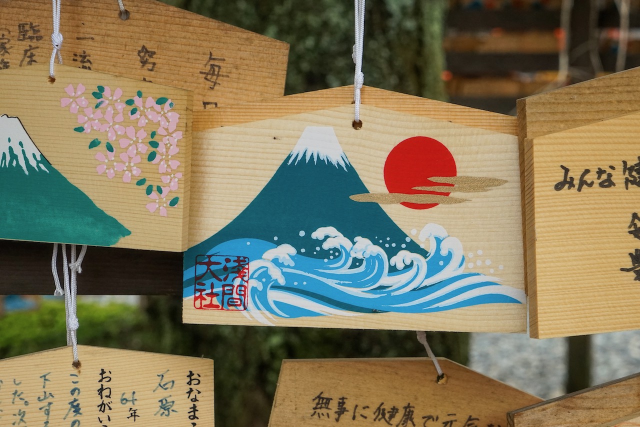 Der Fuji auf einer Holztafel in einem Schrein in Fujisan