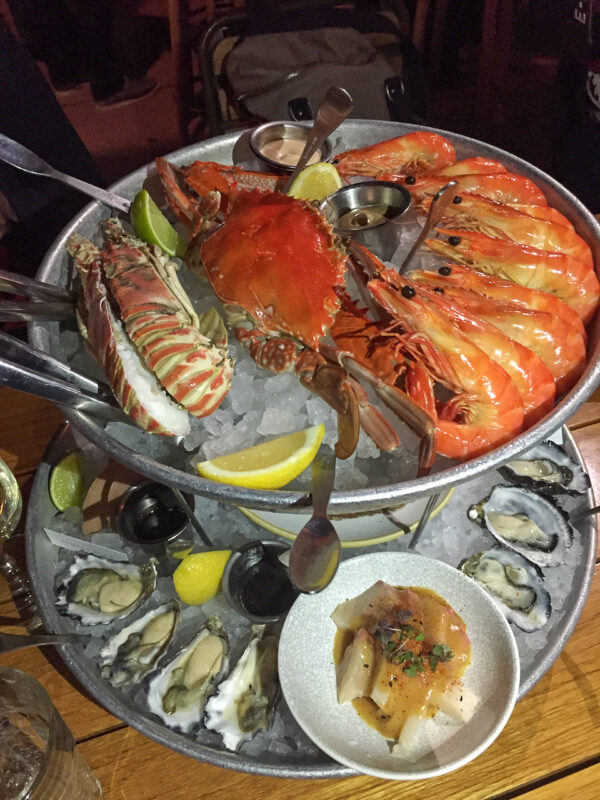 Seafood-Platte in der Syndey Opera Bar mit Langusten, Hummer, Austern und Sashimi