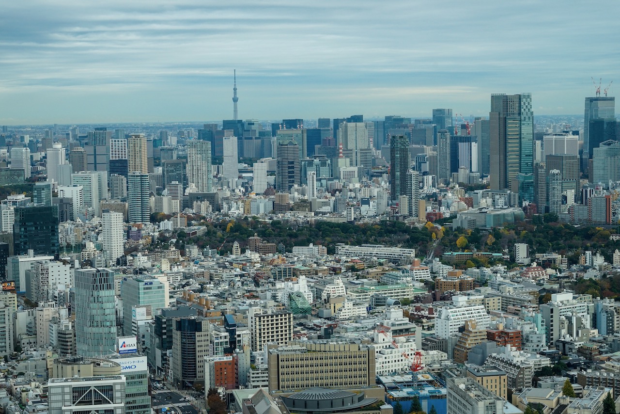 Skyline von Tokio gesehen von der Plattform des Shibuya