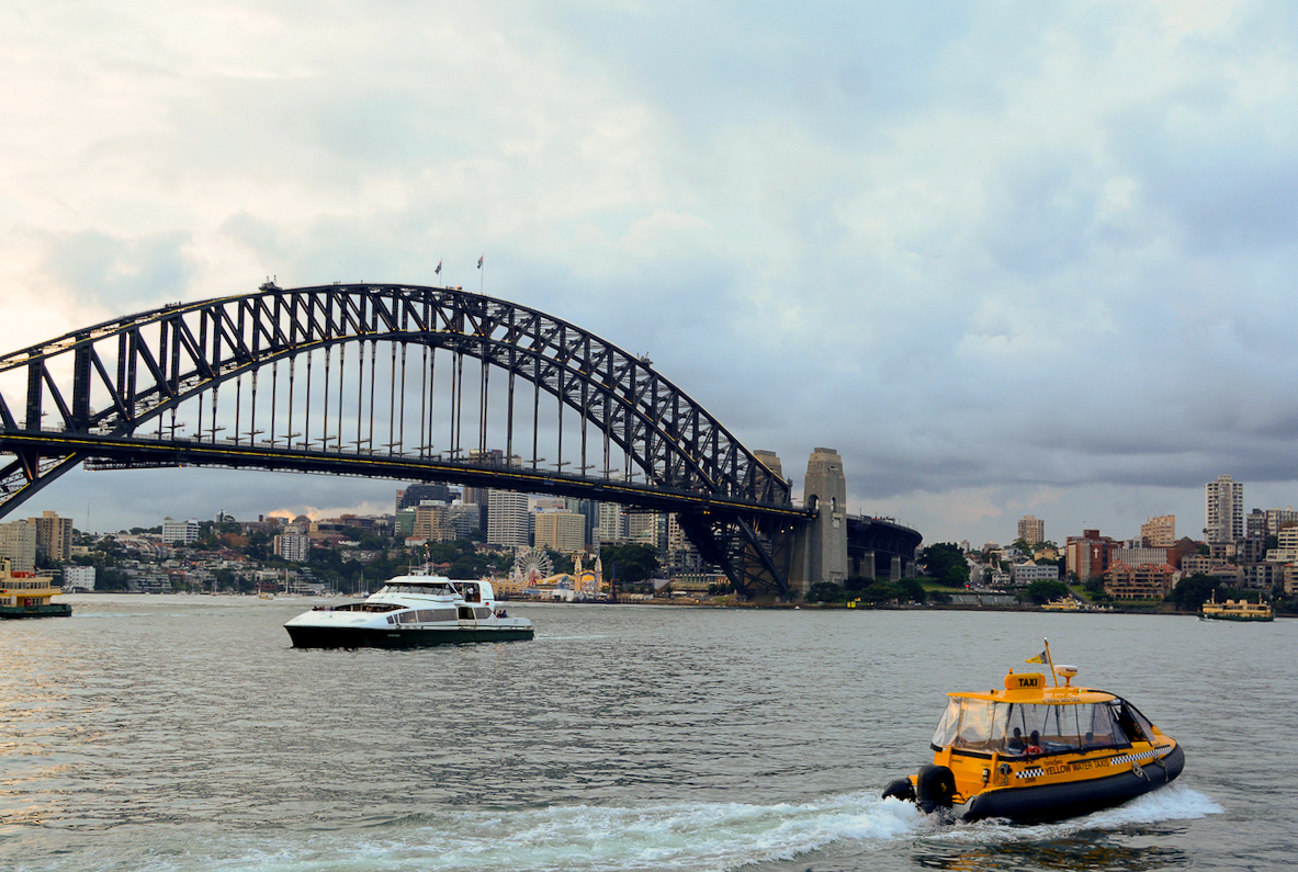 Wassertaxi auf dem Parramatta River in Sydney mit Harbour Bridge