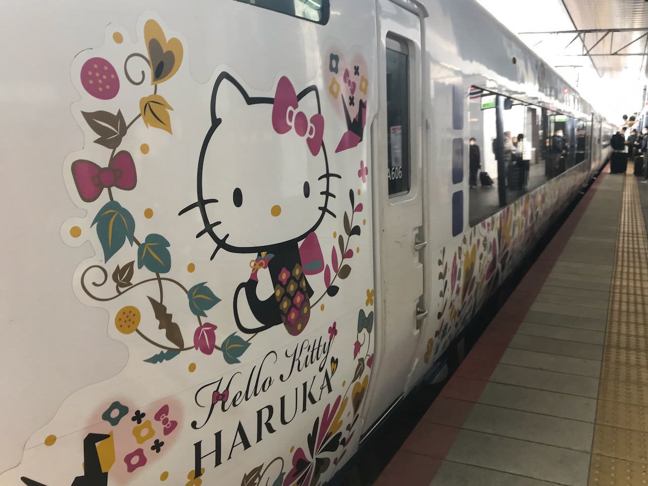 Hello-Kitty-Bemalung bei der Reise mit dem Zug durch Japan