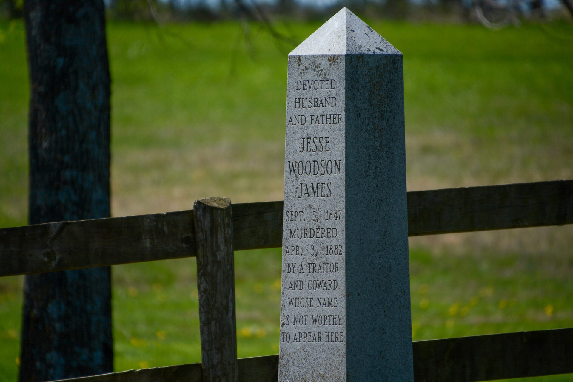 Grabstein von Jesse James auf dem Gelände seines Geburtshauses bei Kansas City