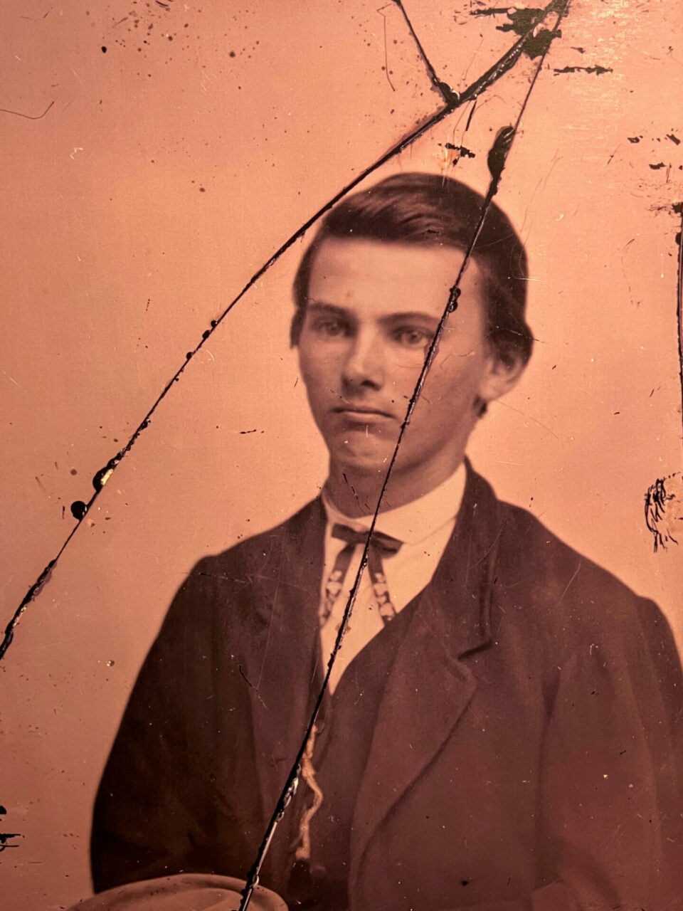 Frühes Foto von Jesse James in dessen Geburtshaus bei Kansas City, Missouri