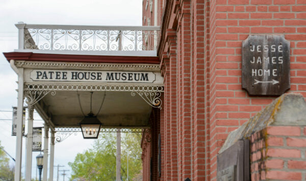 Schild für das Jesse James Home am Eingang des Patee House Museum