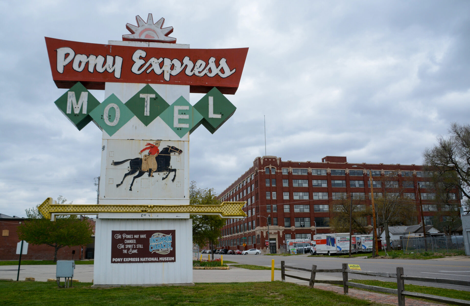 Neonschild mit der Aufschrift Pony Express Motel in St. Joseph, Missouri