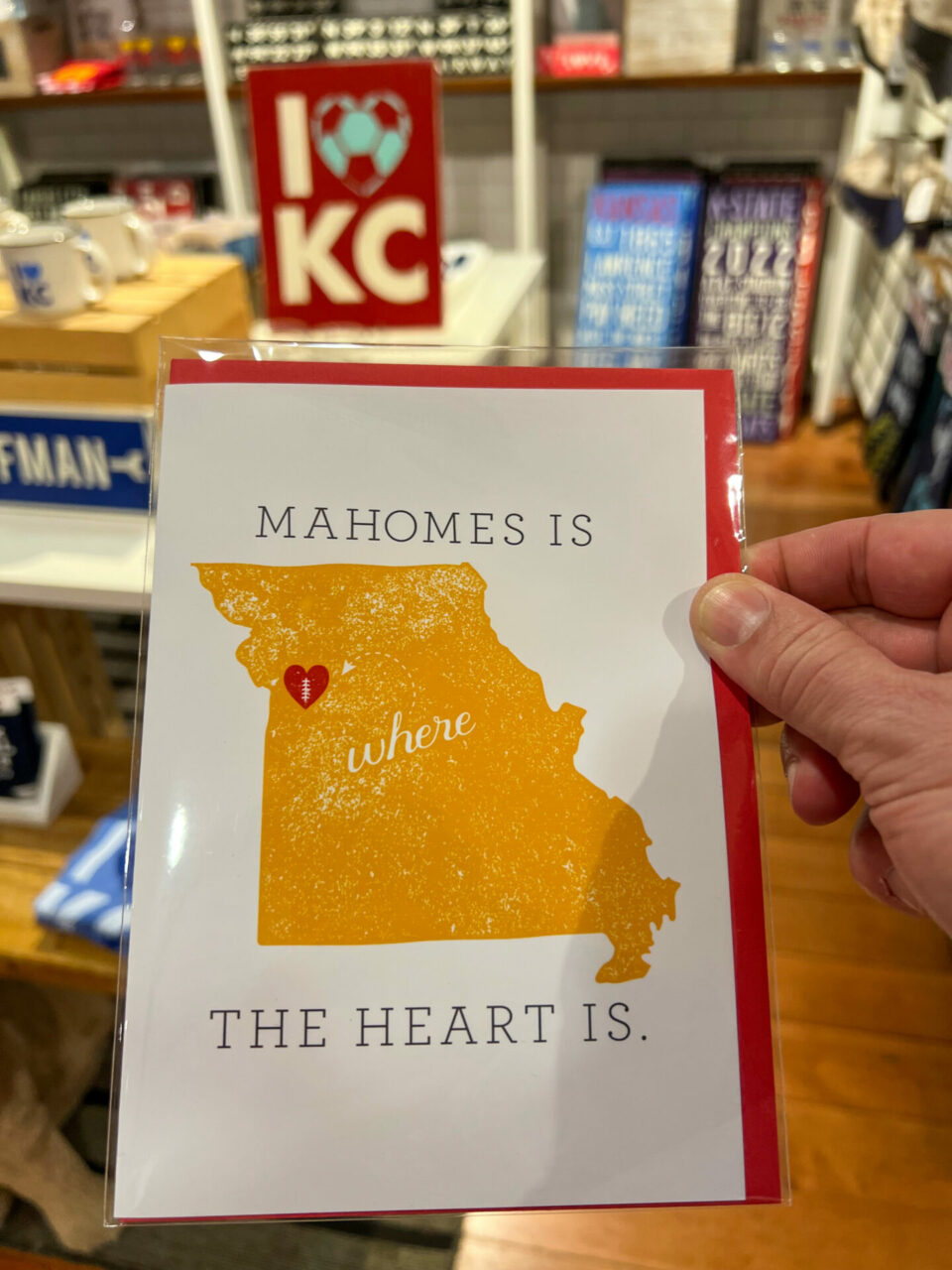 Postkarte mit der Ausschrift "Mahomes is where my heart is", eine Anspielung an Quarterback Patrick Mahomes