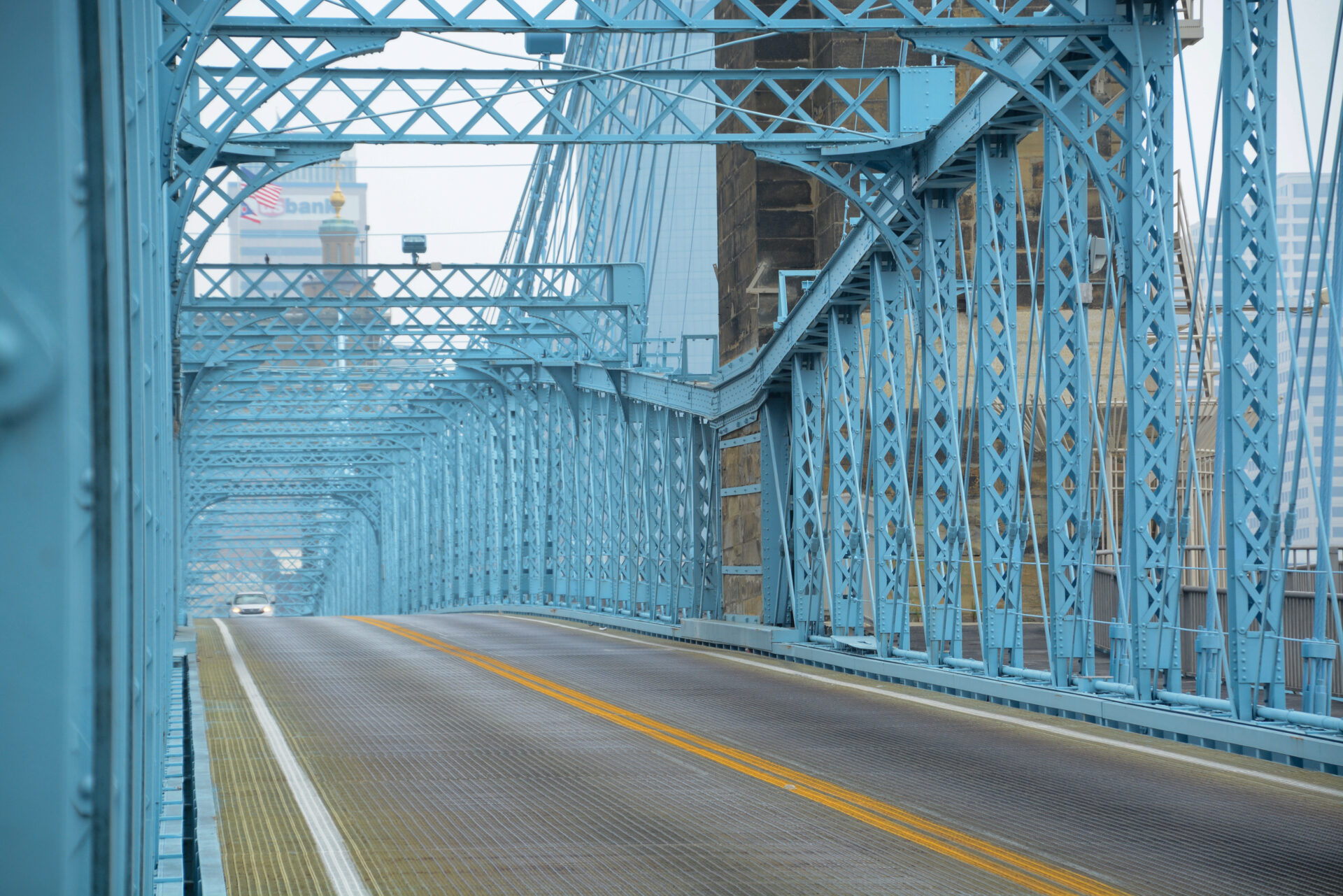 Die Roebling Bridge in Cincinnati ist himmelblau angestrichen. Wegen der Geräusche, die Autos auf ihr machen, wird sie auch als Singing Bridge bezeichnet