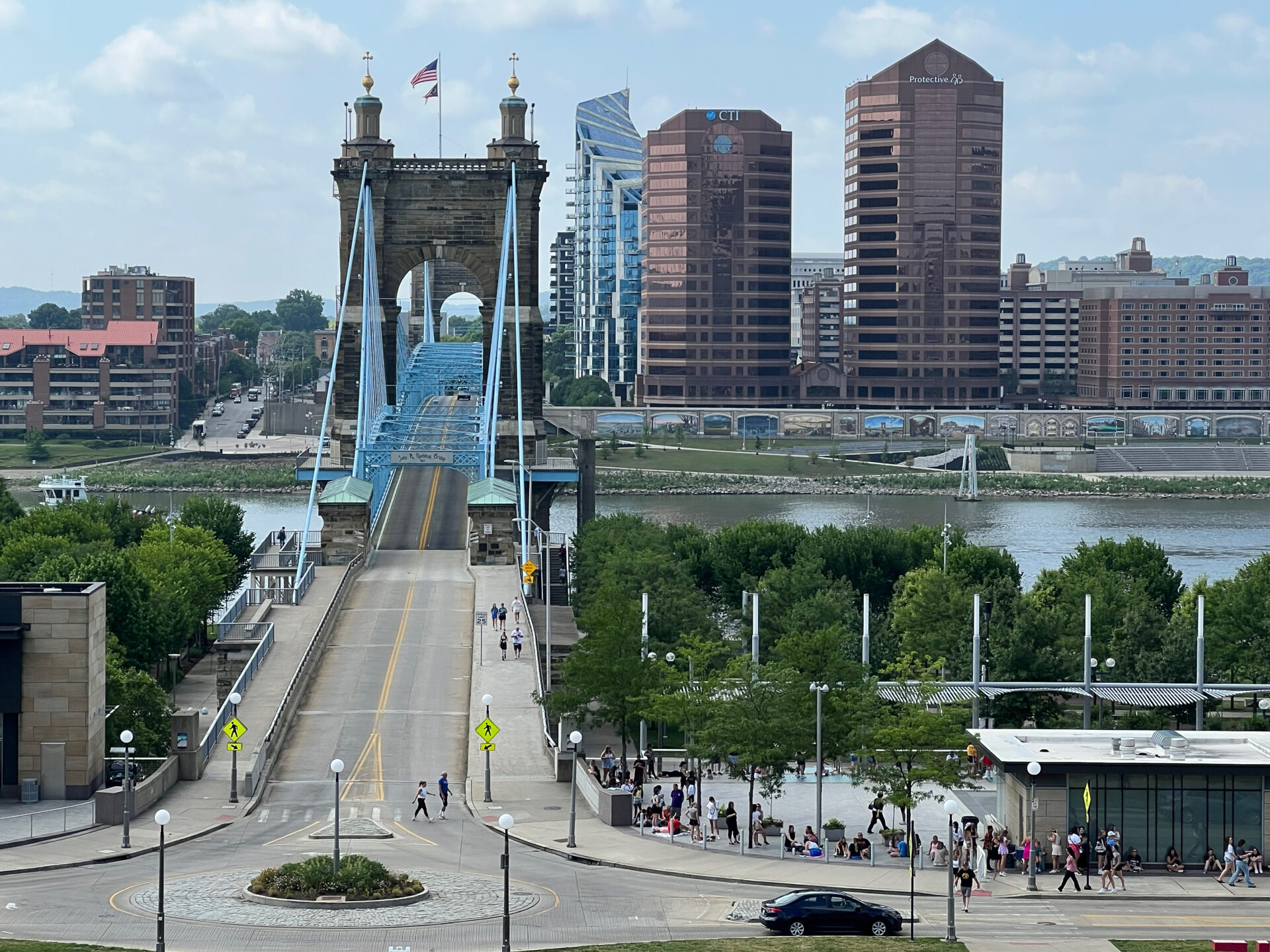 Die Roebling Bridge und einige Hochbauten in Cincinnati mit einer Schlage von Menschen, die auf das Konzert von Taylor Swift warten
