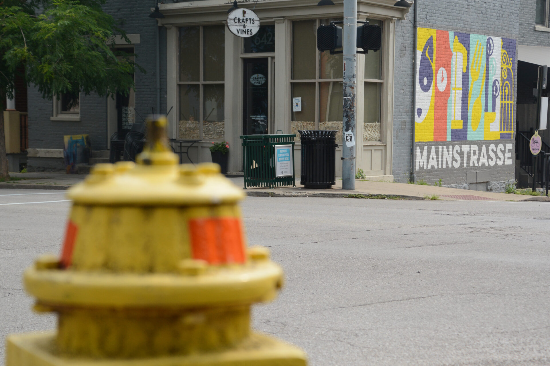 Hydrant vor dem Wandgemälde mit der Aufschrift "Mainstrasse" in Covington, Kentucky