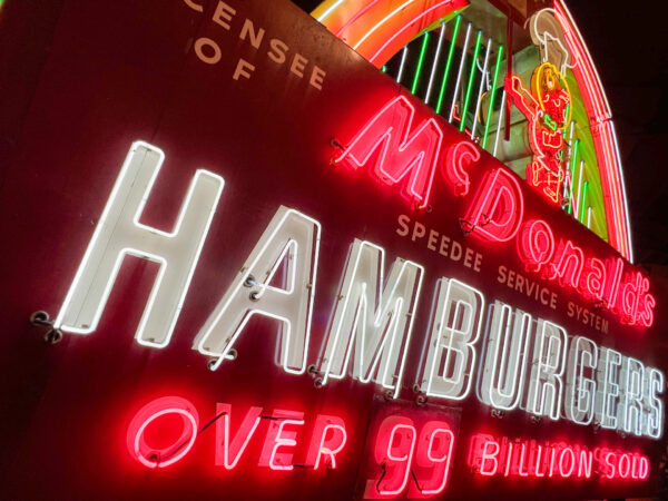 Neonschild mit der Aufschrift "99 Billion Sold" von McDonald's im American Sign Museum