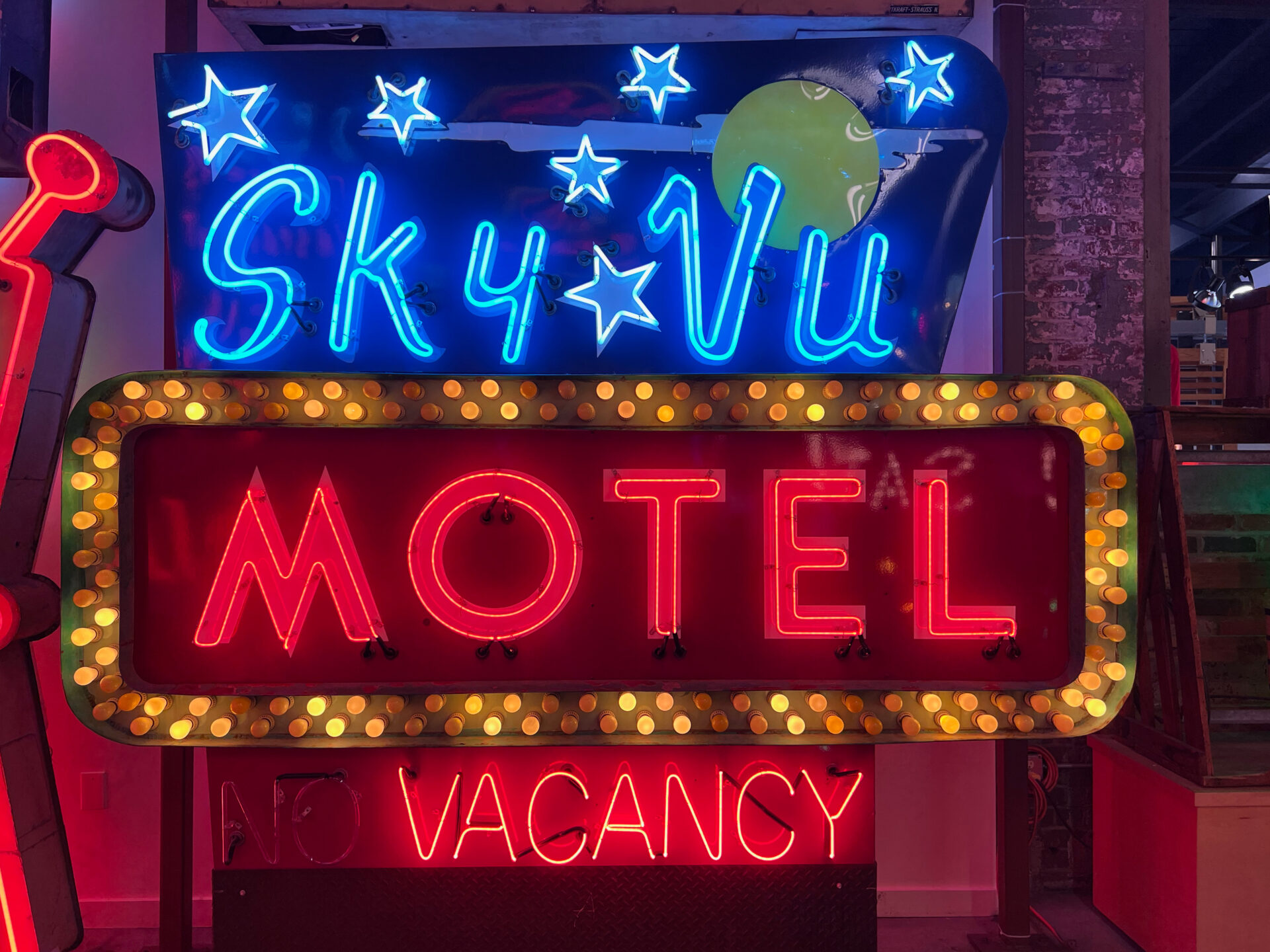 Motel-Schild mit der Aufschrift "Vacancy" im American Sign Museum in Cincy