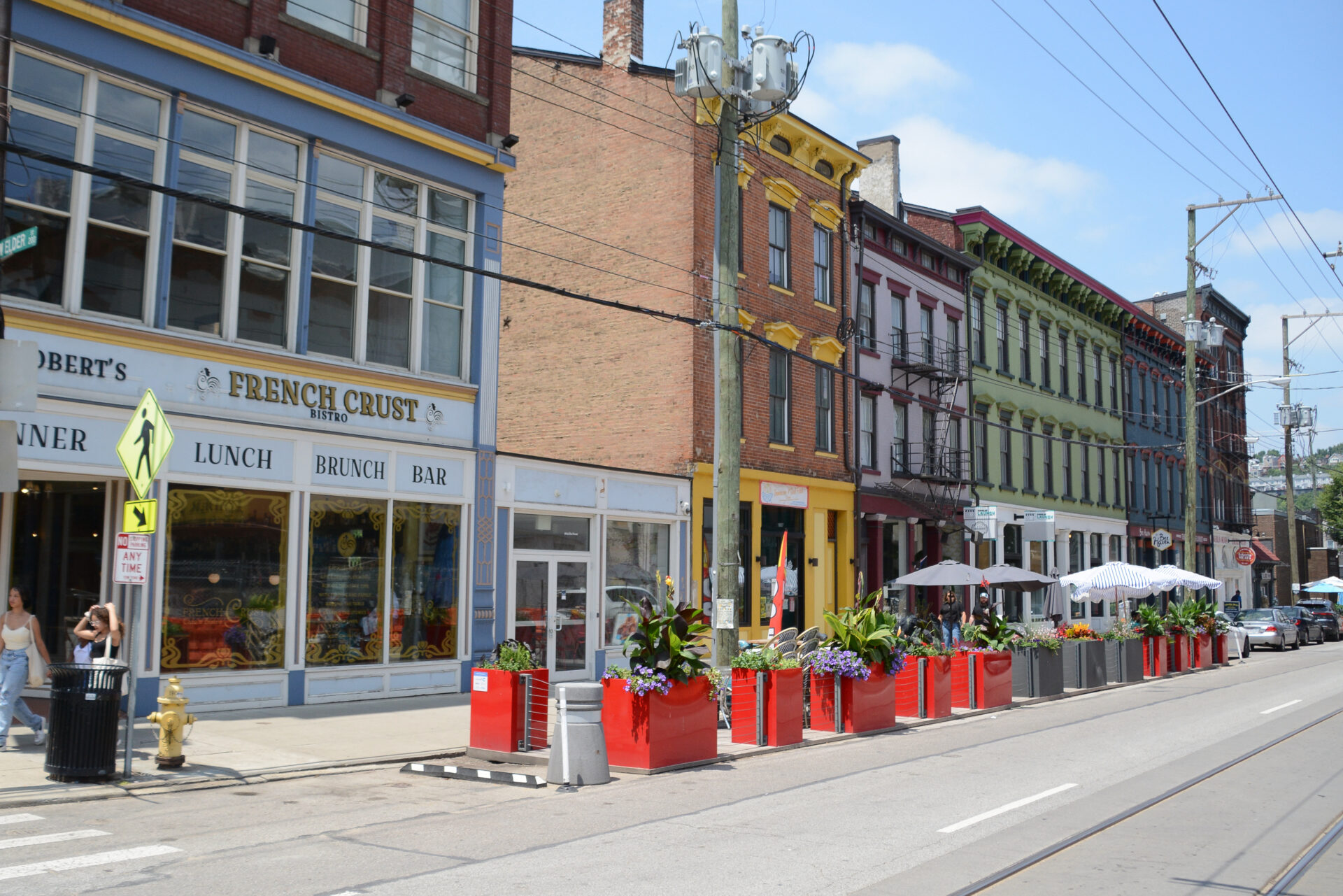 Farbenfrohe Straße am Findley Market in Cincinnati mit Häusern im Italianite Style