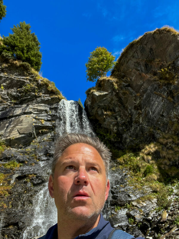 Autor Ralf Johnen an einem Wasserfall