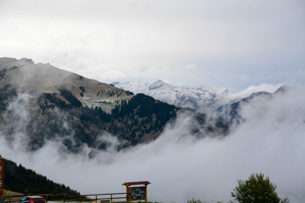 Nebel, Schnee und Eis in den Bergen des Val Trompia