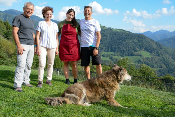 Familie Pagliari vor den Bergen der Lombardei