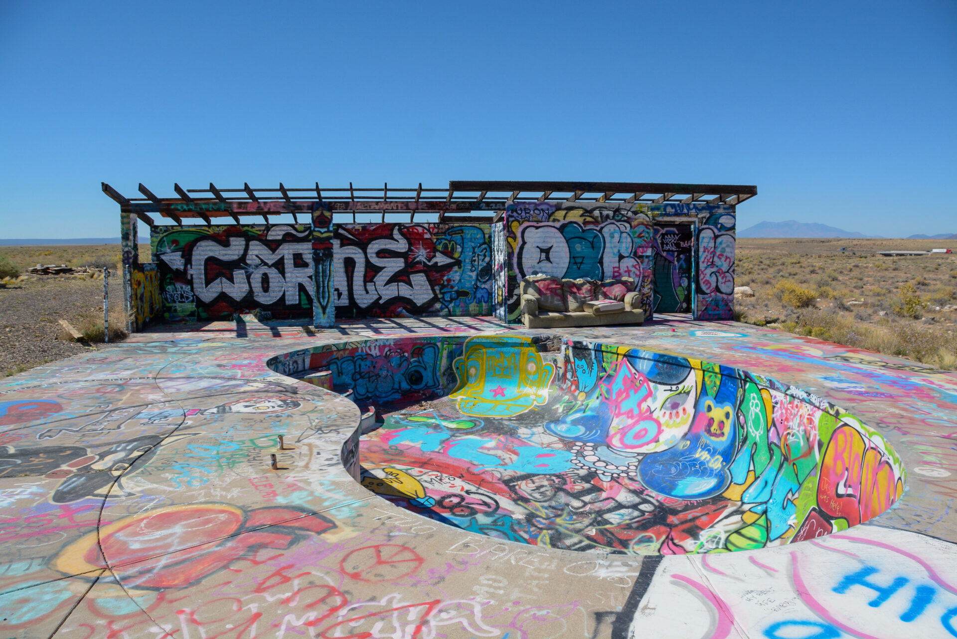 Graffiti in einem Swimming Pool mitten in der Wüste Arizonas