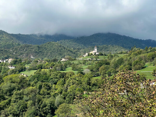 Kirche und Berge im fruchtbaren Teil des Val Trompia