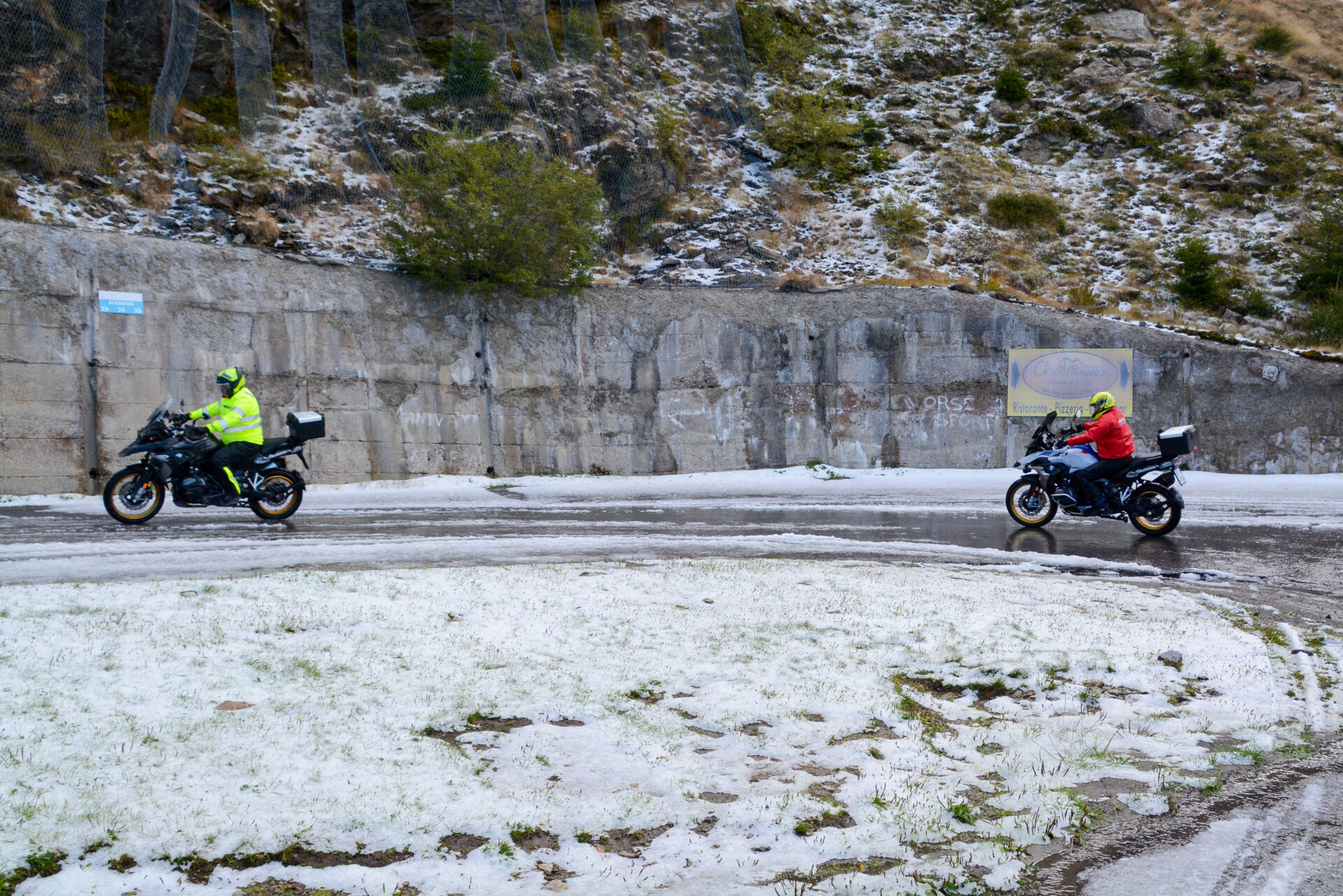 Motorradfahrer auf einer schneebedeckten Serpentine