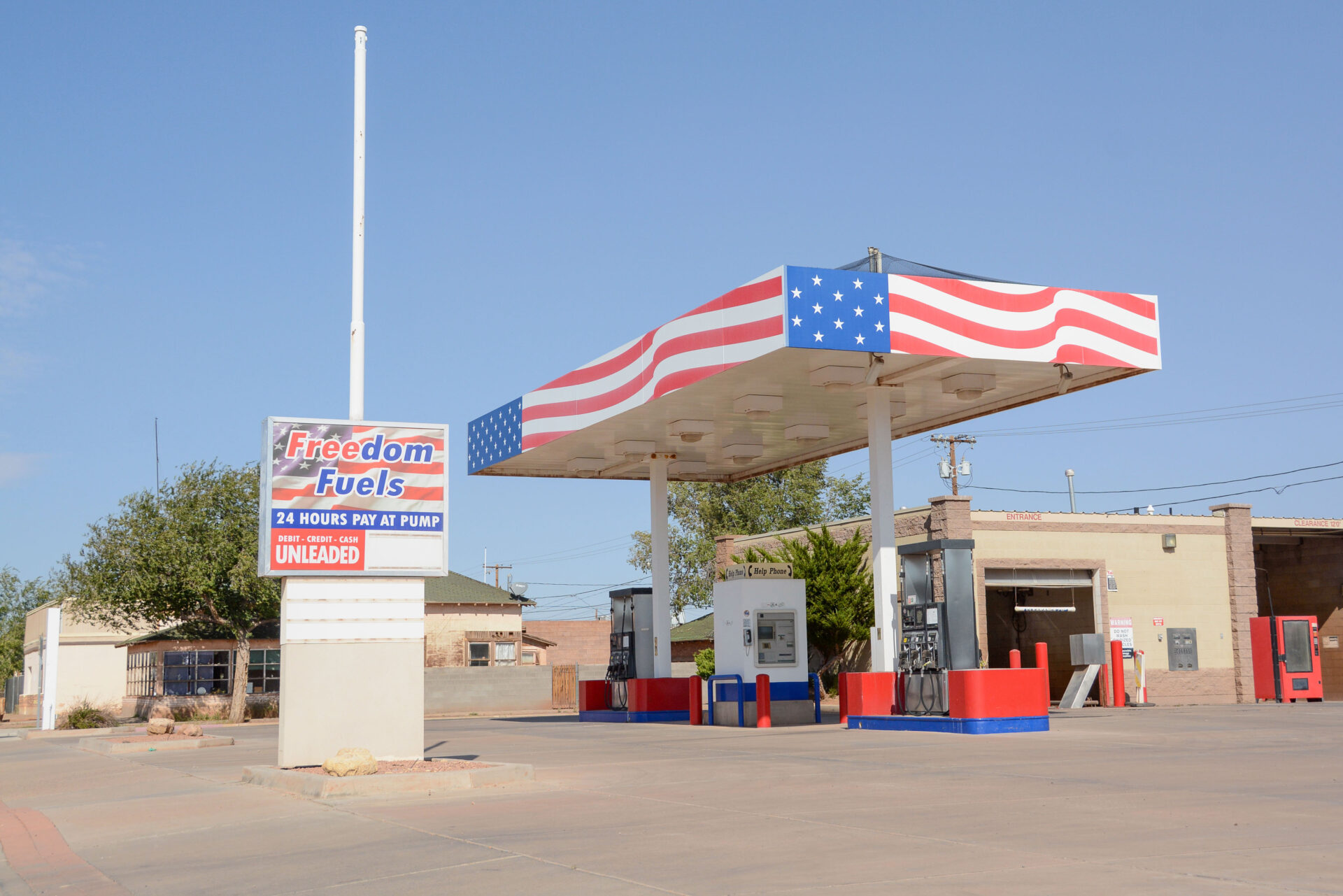 Patriotische Tankstelle in der Nähe der Route 66 in Arizona