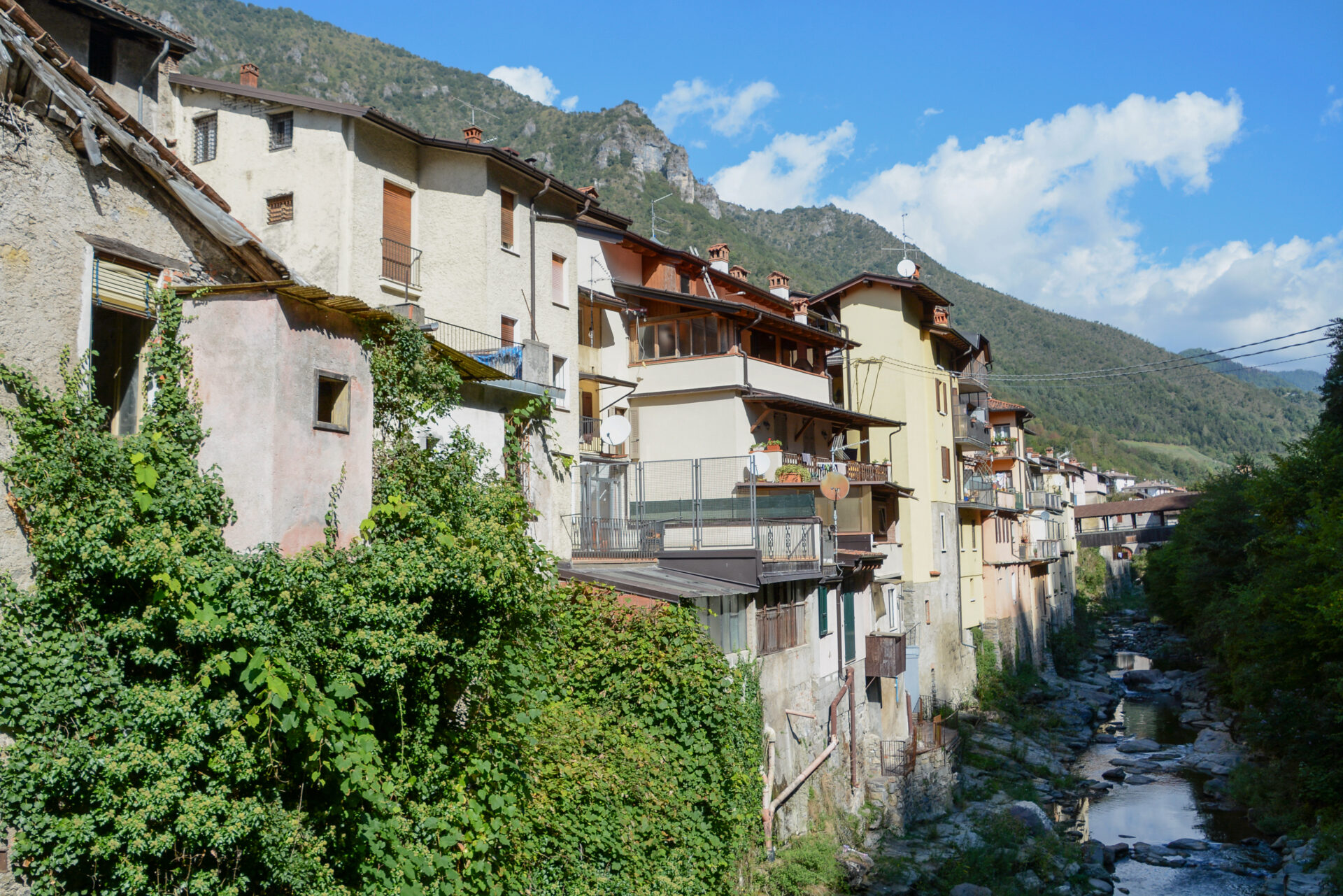 Häuserkaskaden an der Ponte Zanano im Val Trompia in der Lombardei