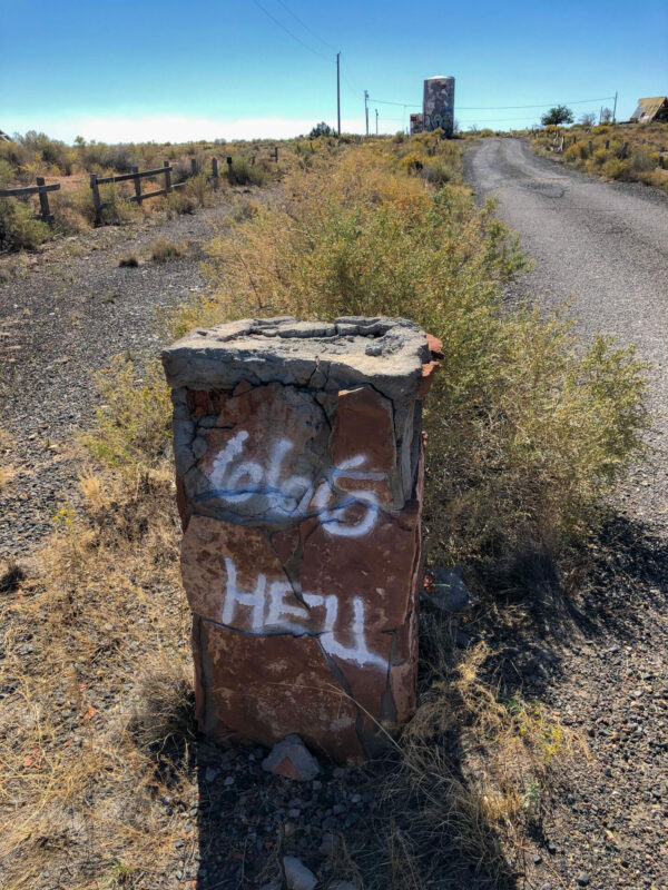 Schriftzug mit der Zahl des Teufels und dem Wort Hölle auf einem Steinblock in Arizona
