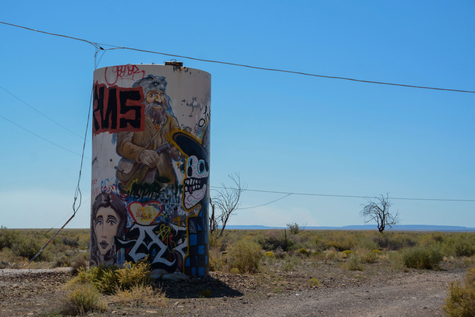 Ein Silo mit Graffiti in der Wüste von Arizona mit viel blauem Himmel