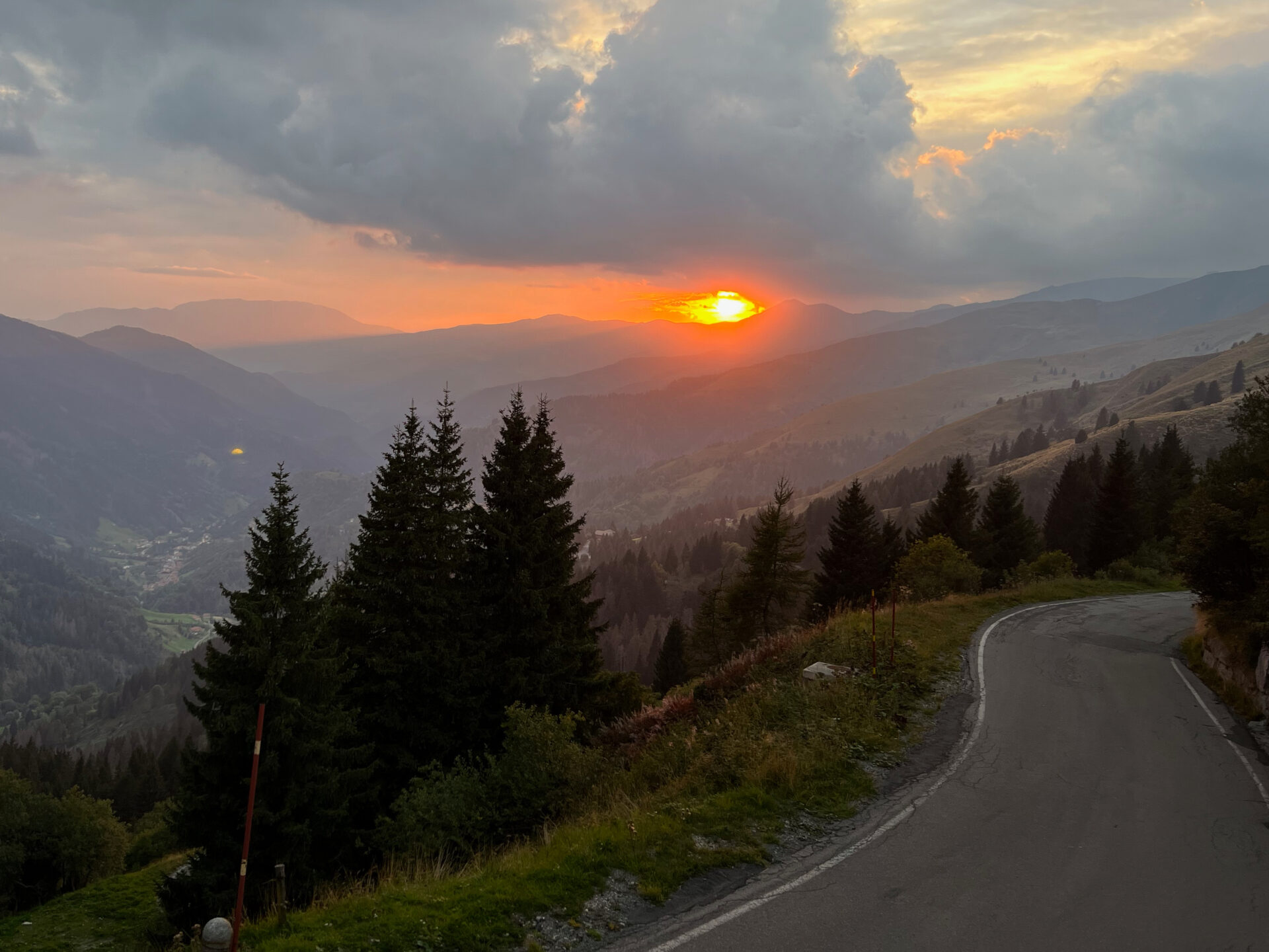 Sonnenuntergang über den Alpen bei Brescia