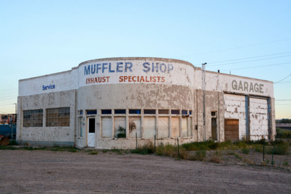 Verlassene Autowerkstatt mit abgeblätterter Fassade in Holbrook, Arizona