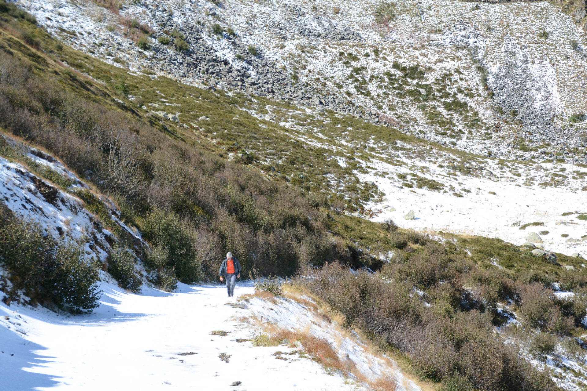 Einsamer Wanderer auf einem schneebedeckten Weg im Val Trompia
