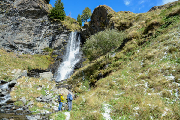 Wasserfall Dasdana im Val Trompia mit Wanderern
