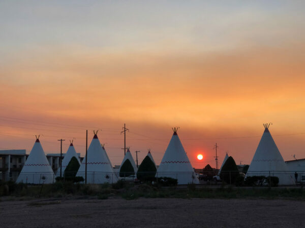 Sonnenuntergang über dem Wigwam Motel in Holbrook, Arizona