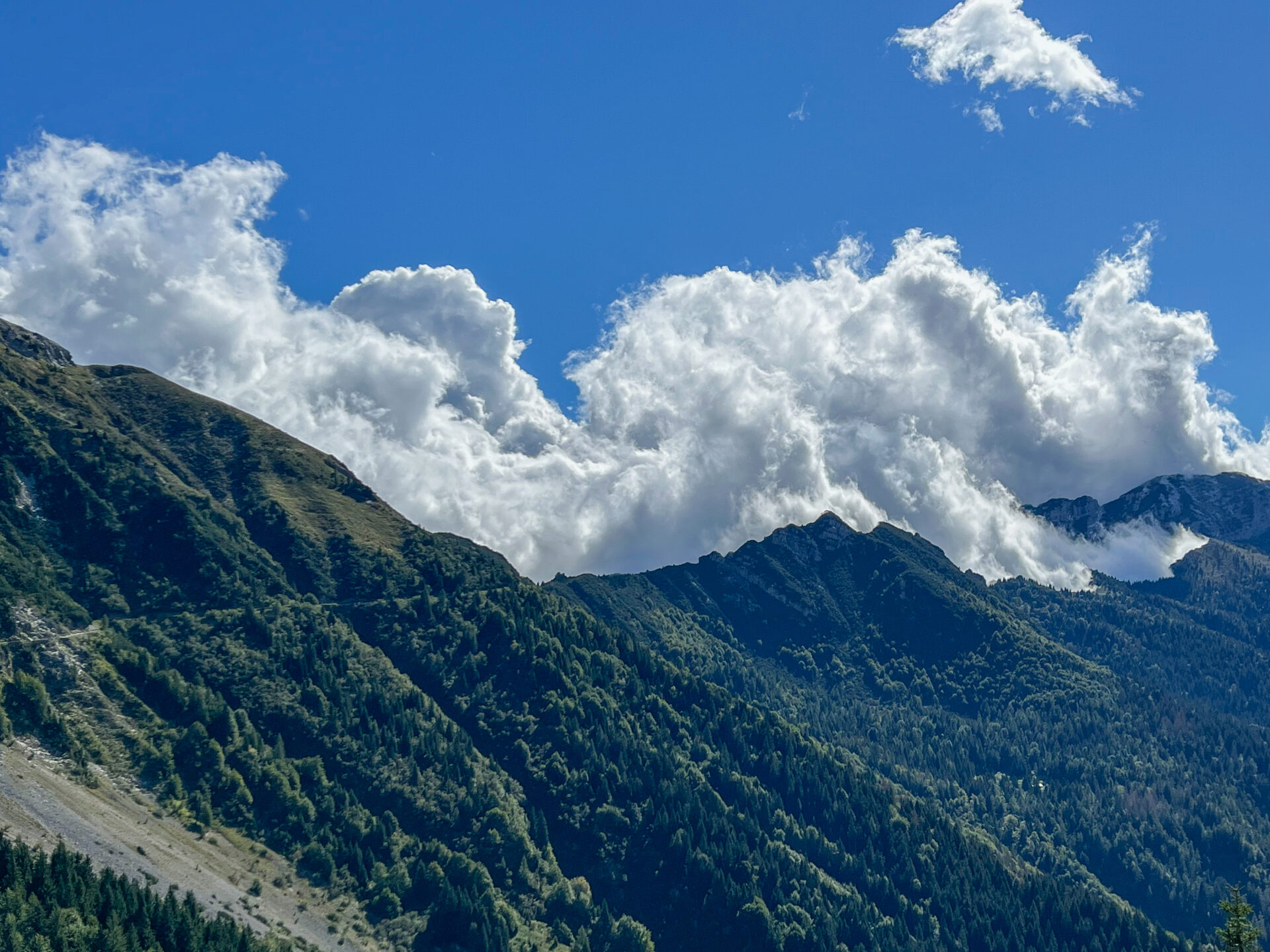 Eine Wand aus Wolken über einer Passstraße im Val Trompia