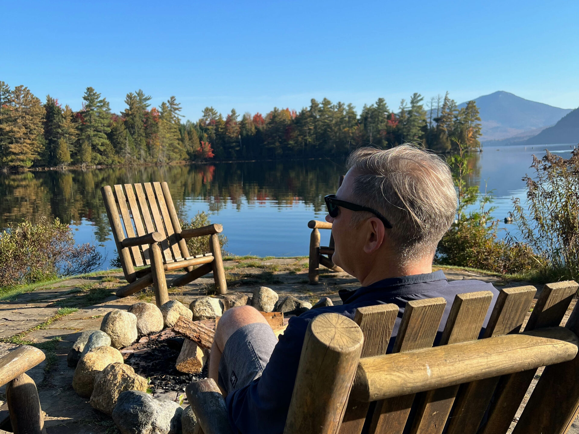 Autor Ralf Johnen blickt in einem Adirondack Chair auf den Mirror Lake in Upstate New York