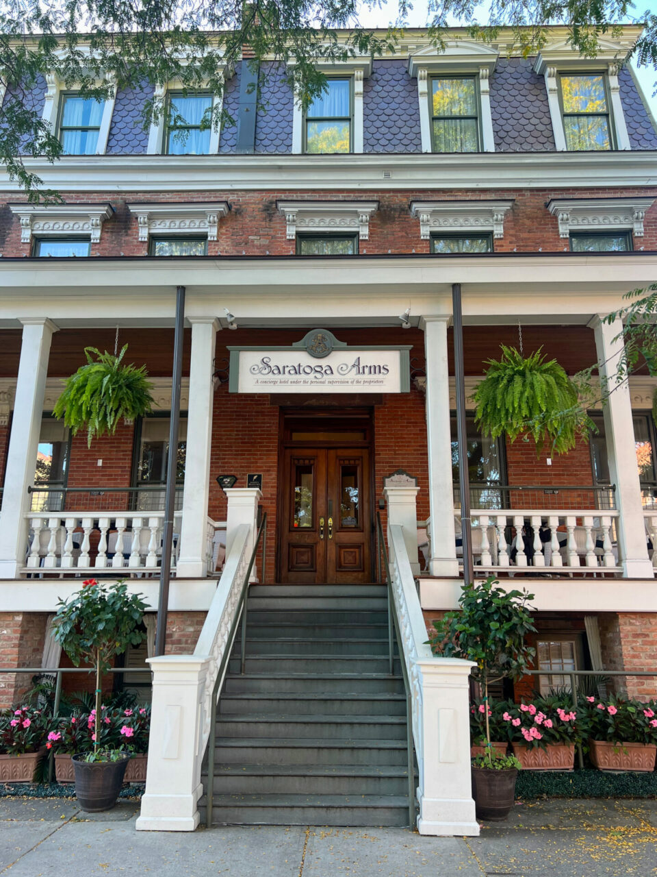 Eingang zum Hotel Saratoga Arms in Saratoga Springs