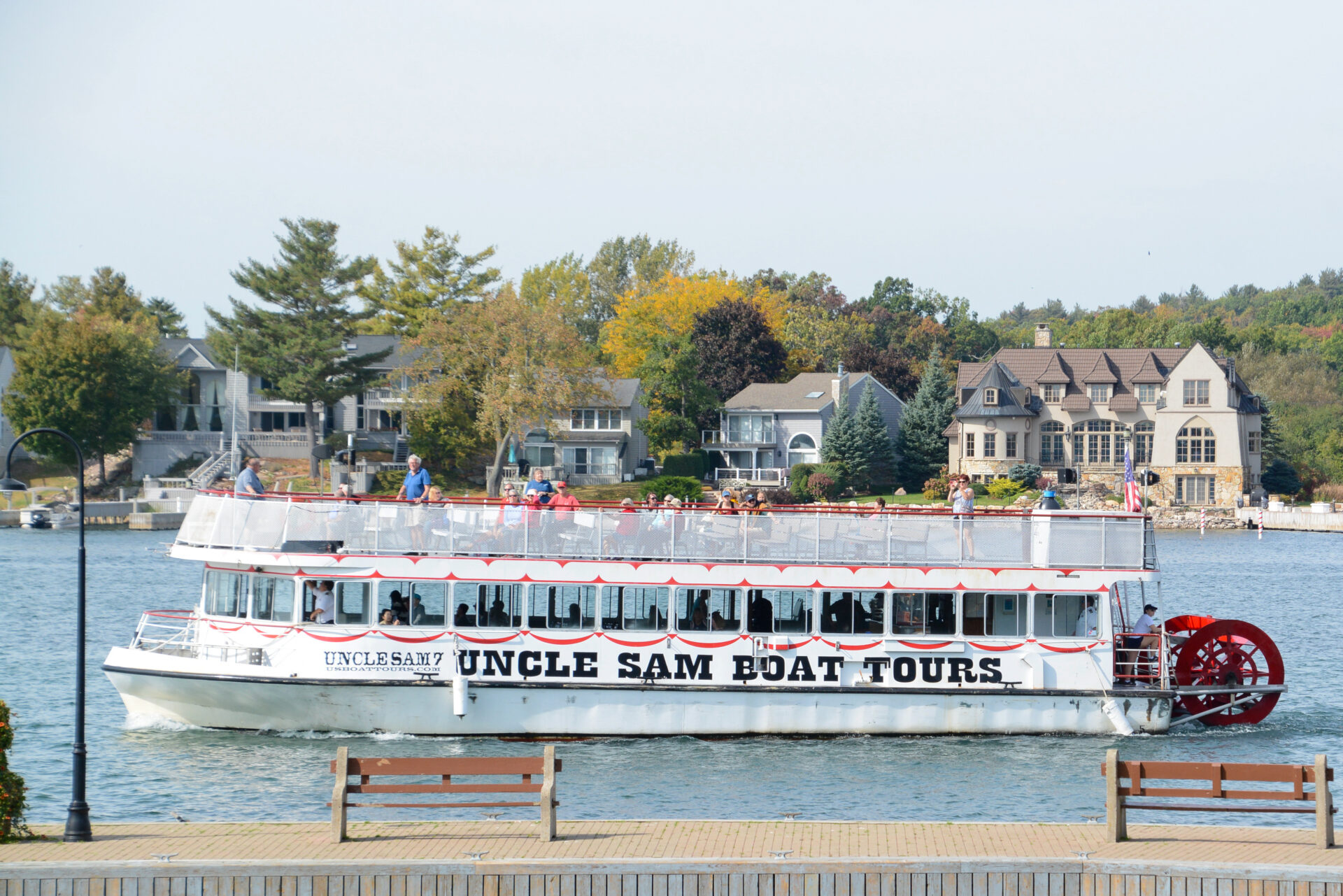 Schaufelraddampfer von Uncle Sam Boat Tours auf dem Sankt-Lorenz-Strom in New York State