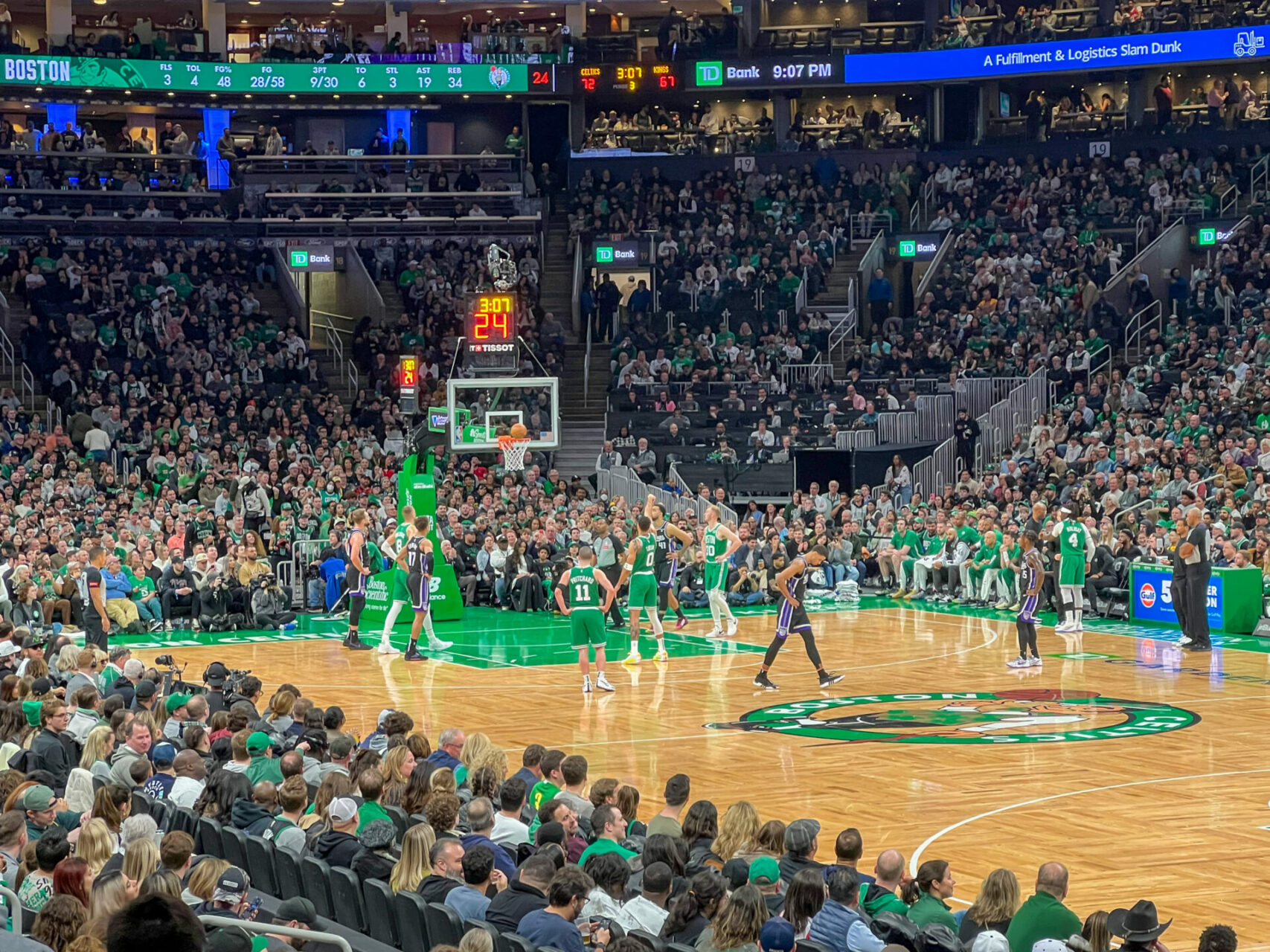Die Boston Celtics auf dem Court im TD Garden vor ausverkauftem Haus