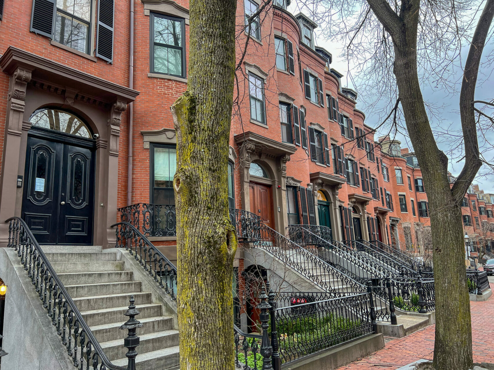 Typische Backsteinbauten mit wellenförmiger Fassade und hohen Eingangsportalen in Boston South End