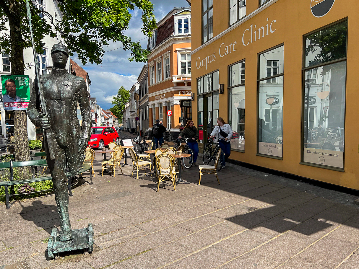 Der Standhafte Zinnsoldat als Skulpturim Zentrum von Odense