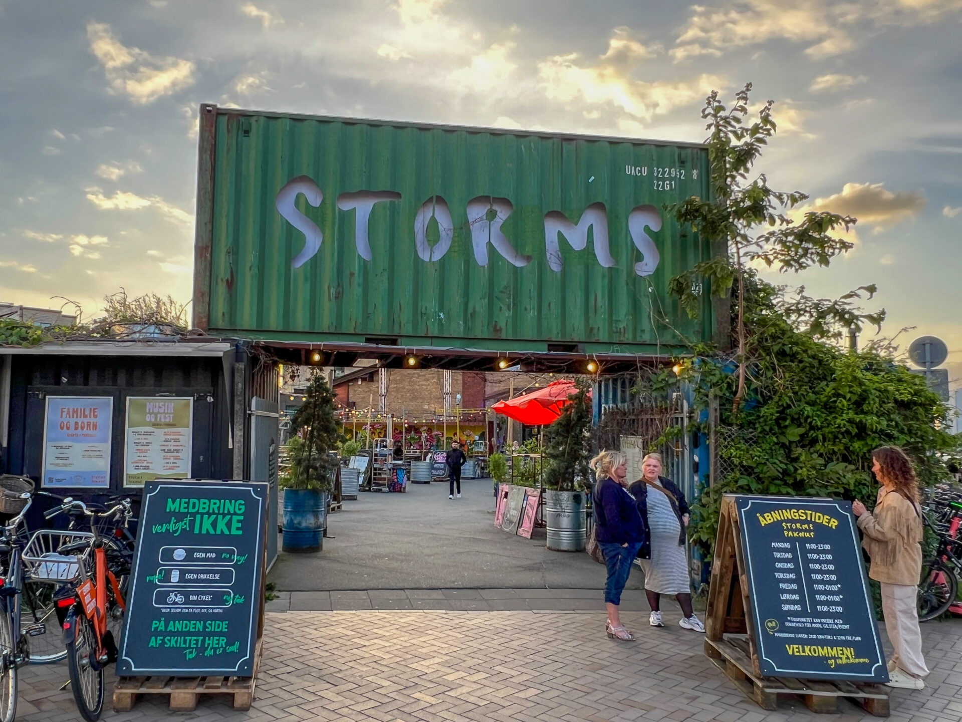 Container als Eingangsportal zum Food Court Storms Pakhus