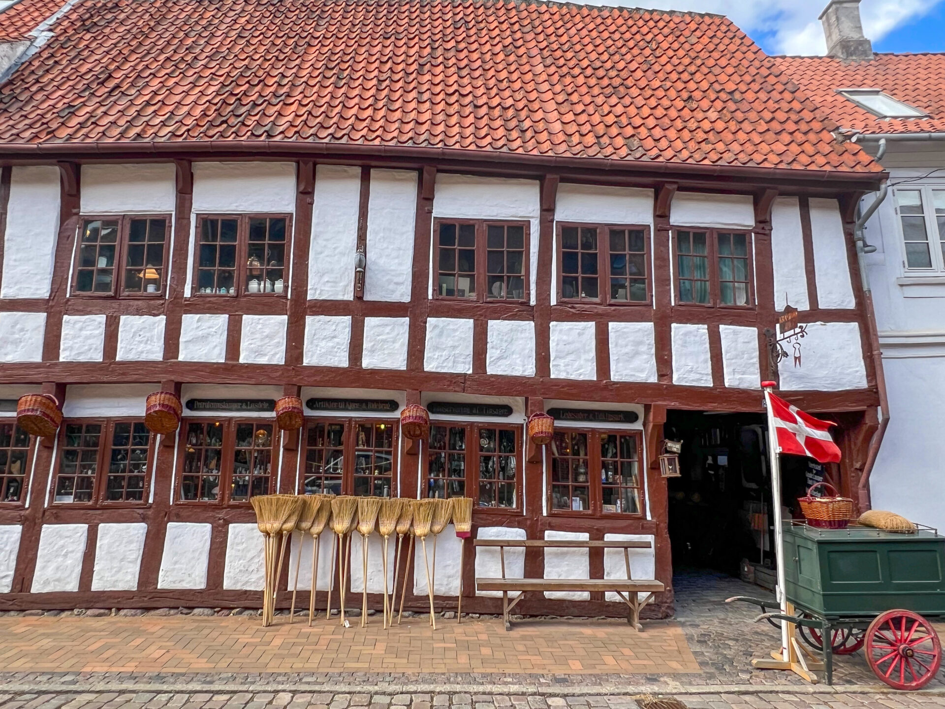 Der Laden Kramboden in Odense befindet sich in einem Fachwerkhaus