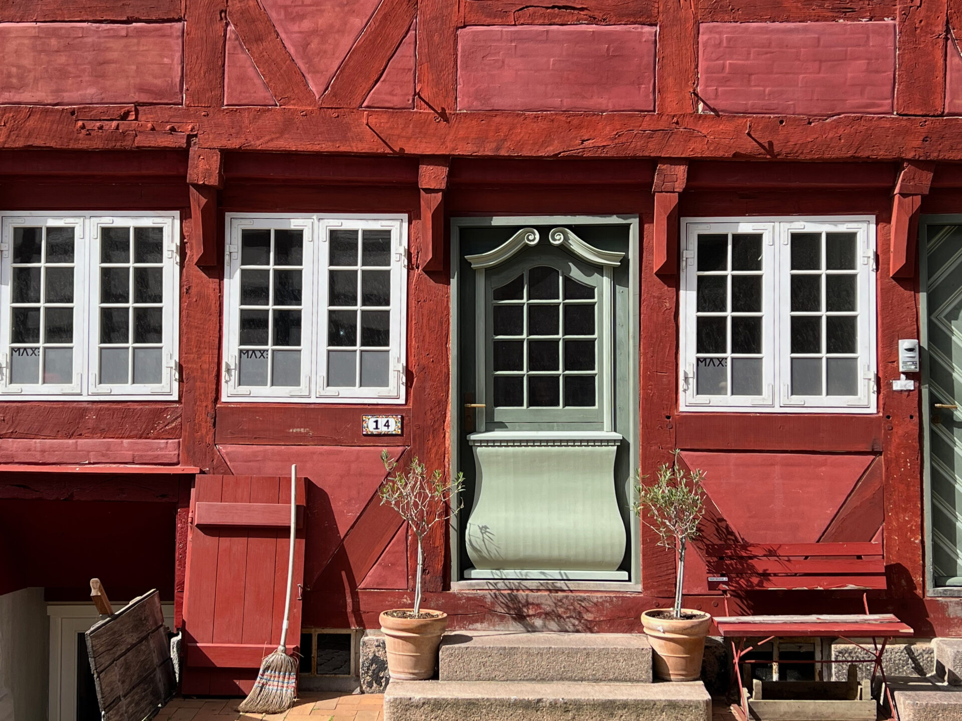 Sehenswürdigkeit beim Städtetrip nach Odense: Fachwerkhaus mit roter Fassade