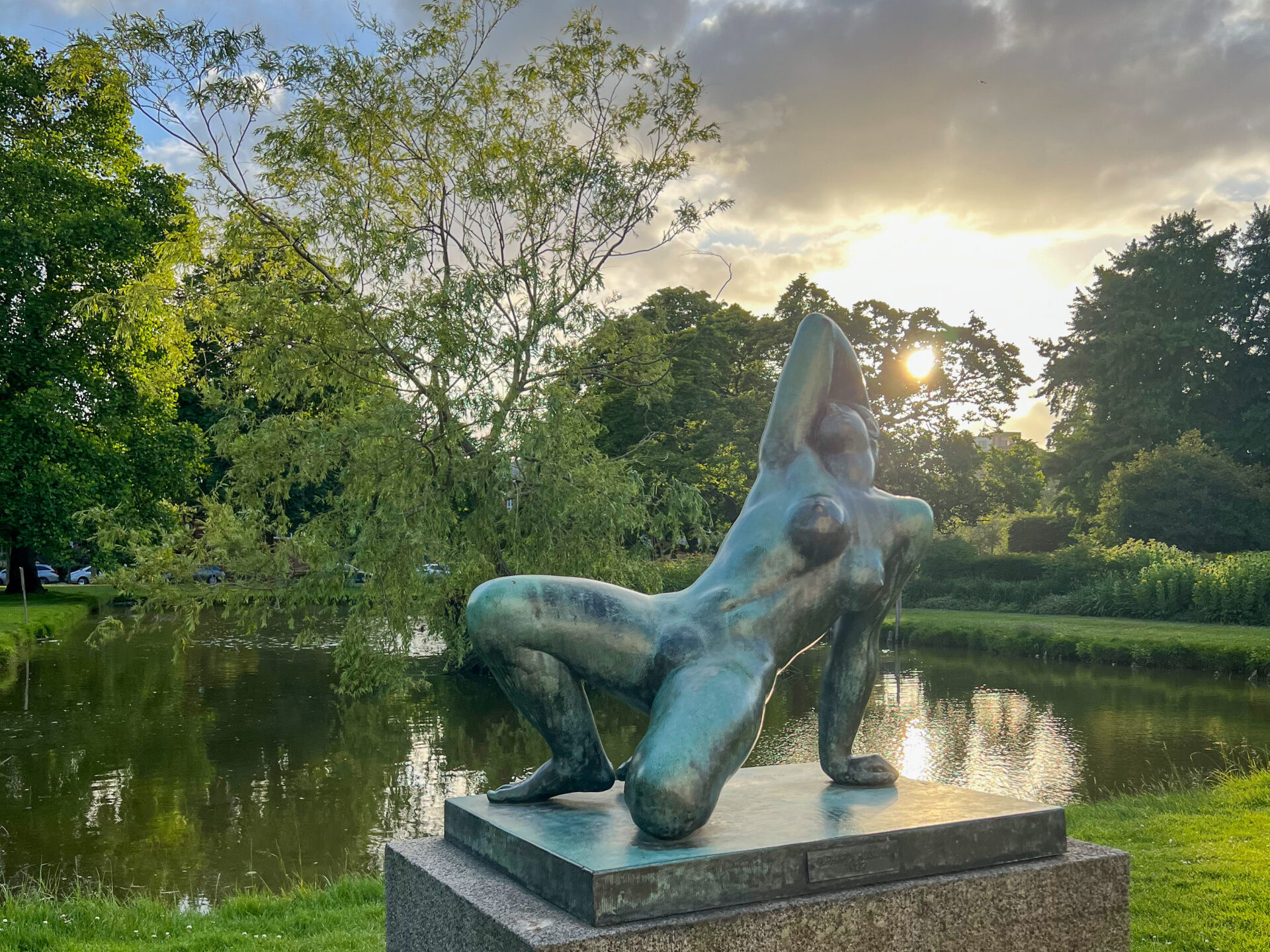 Laszive Skulptur während des Sonnenuntergangs in einem Park in der dänischen Stadt Odense