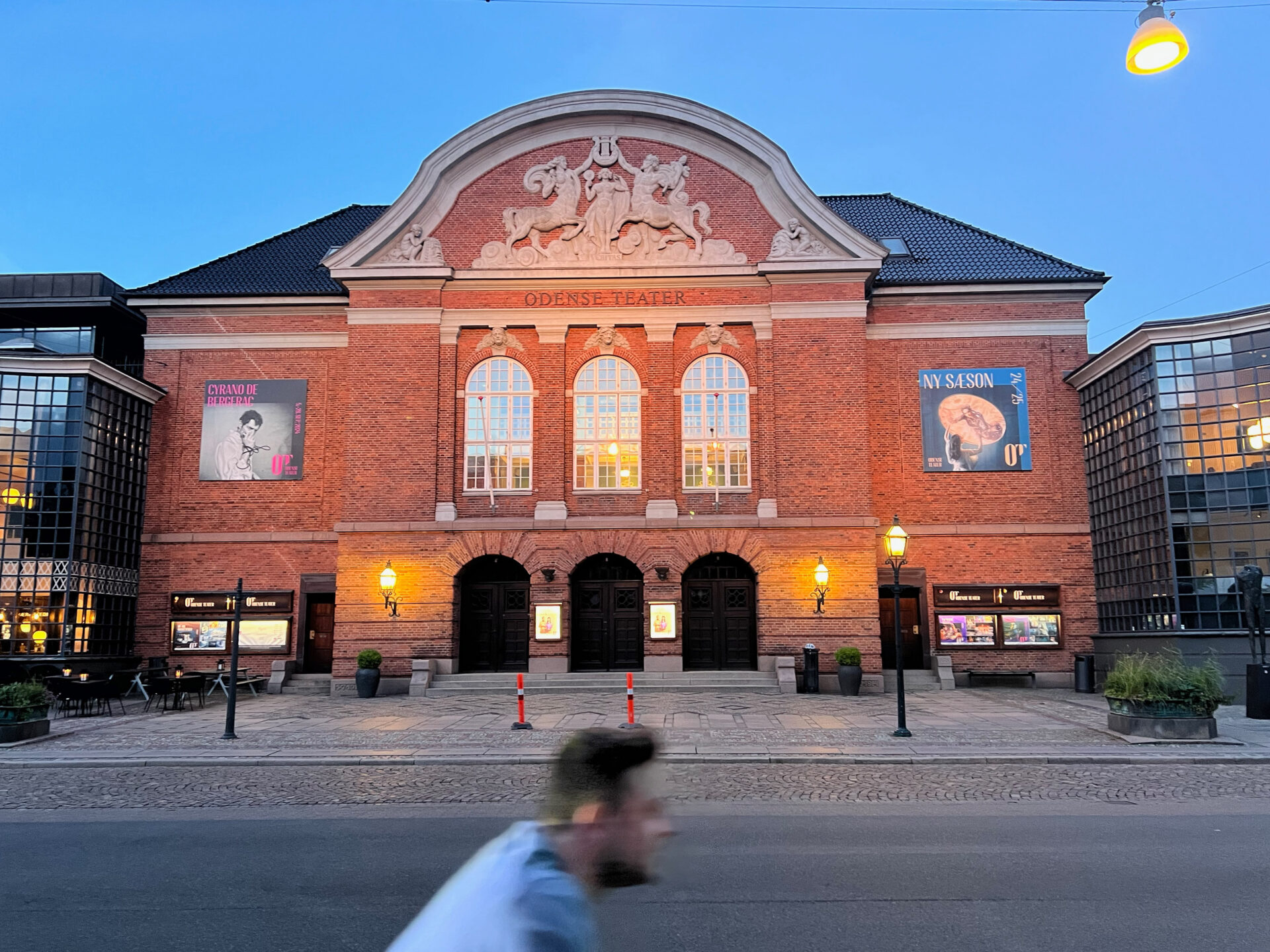 Radfahrer vor dem Theater von Odense