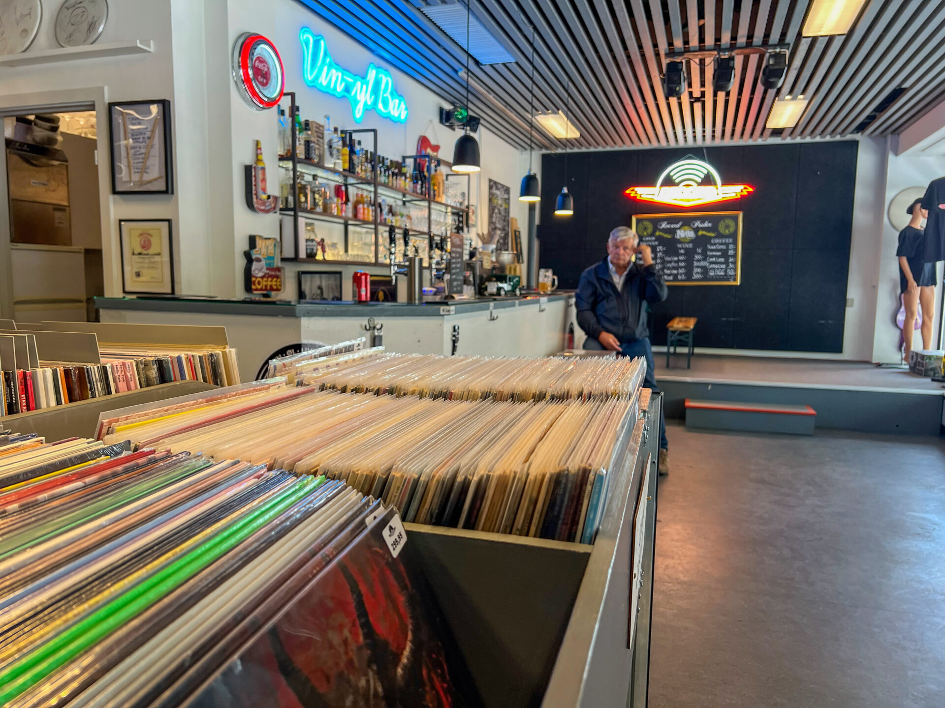 Die Vinyl-Bar im Plattenladen Record Pusher in Odense