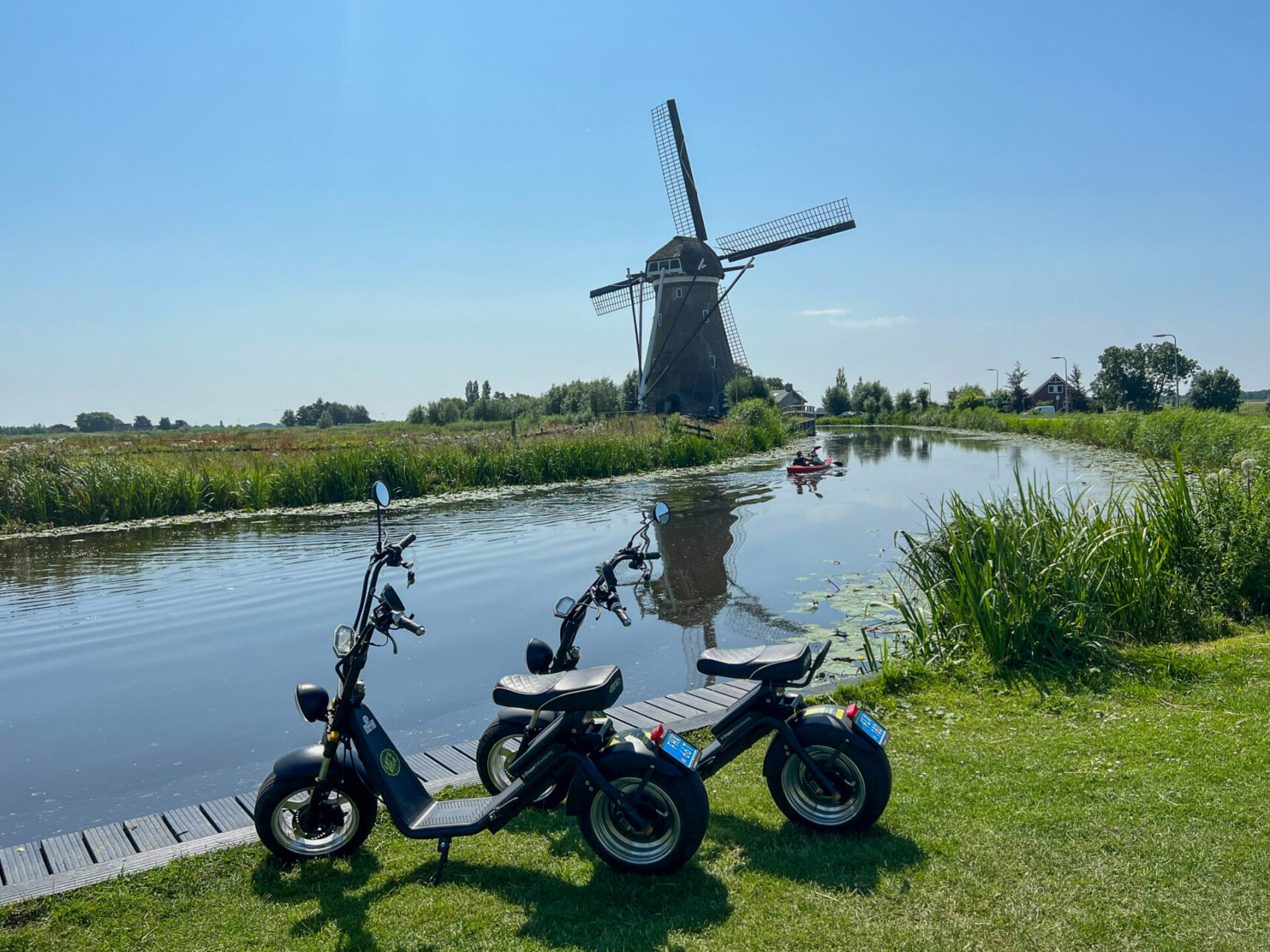 Zwei Elektro-Chopper vor einer Windmühle in der Nähe von Gouda