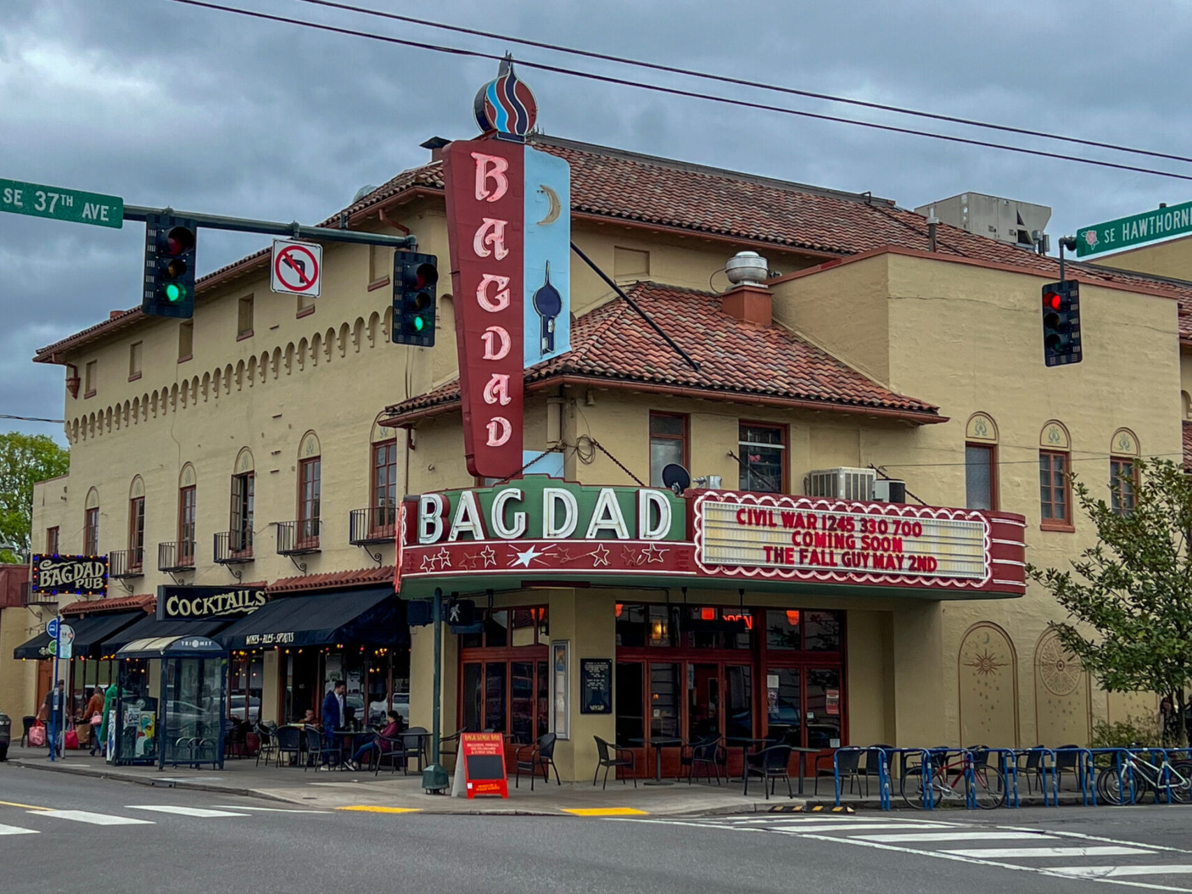 Aussenansicht des Bagdad Theater in Portland, das heute zur McMenamins-Gruppe gehört