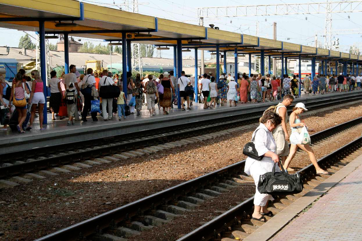 Passagiere überqueren die Gleise in einem ukrainischen Bahnhof lange vor dem russischen Überfall