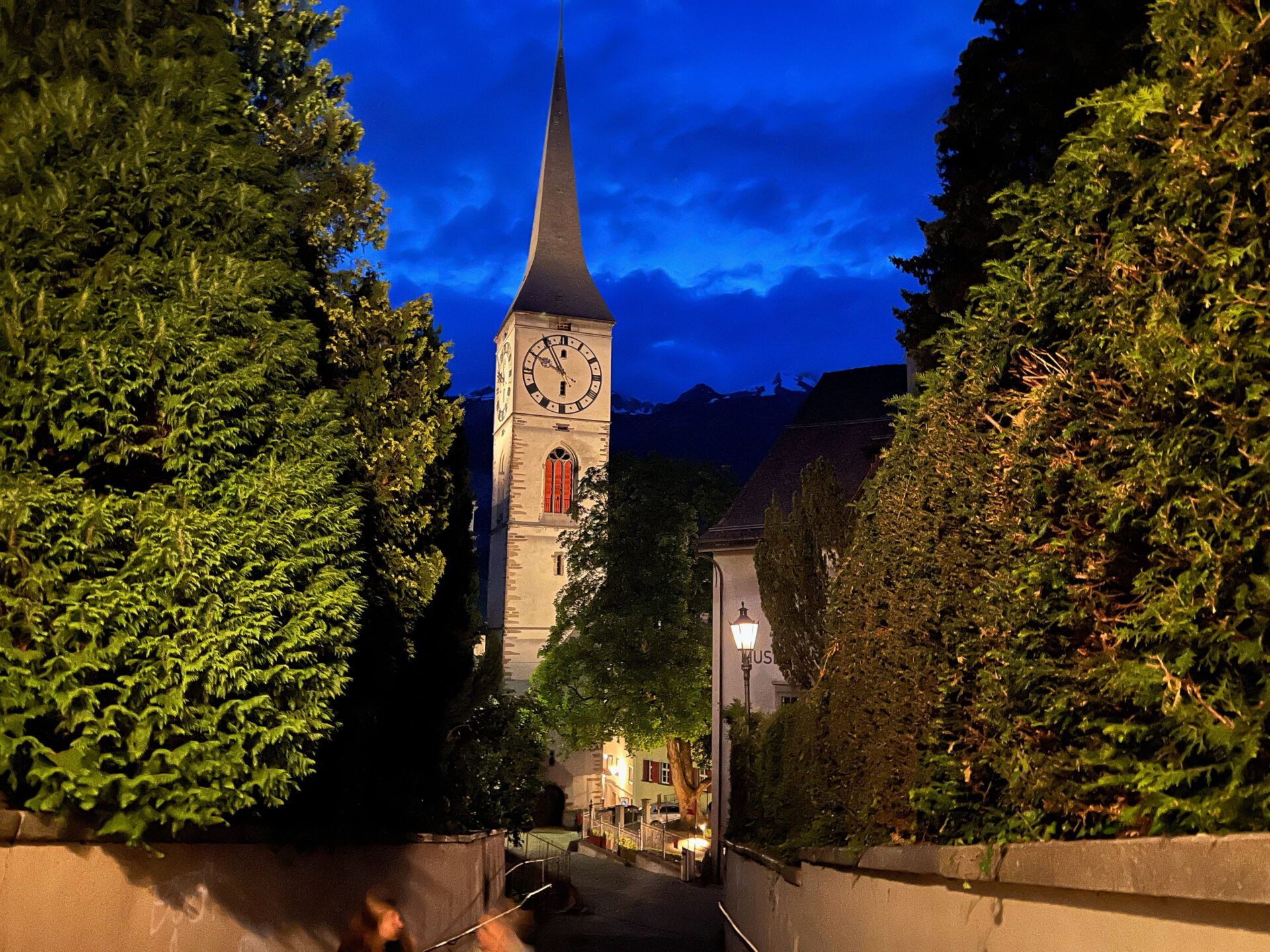 Abendstimmung in der Altstadt von Chur mit Bergen im Hintergrund