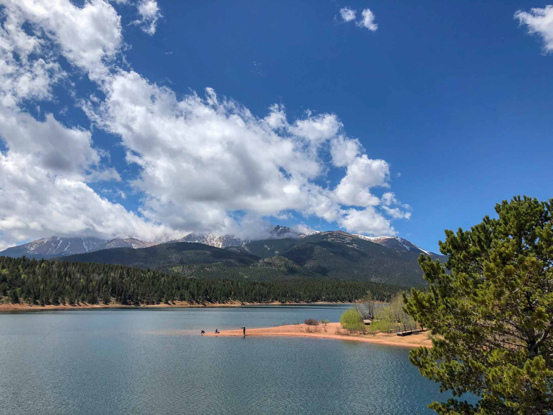 Bergsee in Colorado beim Aufsteig per Auto auf den Pikes Peak, der über 4000 Meter hohe Gipfel